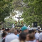 Devotos participan en el Santo Viacrucis este Viernes Santo, durante las celebraciones de Semana Santa en Managua.