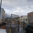 Los heridos son atendidos en una casa de salud.