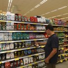 En las perchas de la cadena de supermercados de Megamaxi se ve una variedad de marcas de café especializado de origen ecuatoriano.