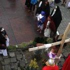 Al menos unas 30 personas entre adultos, adolescentes y niños seguían sus líneas sin equivocación.