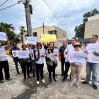 Los manifestantes se concentraron en el exterior del consulado en Guayaquil.
