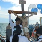 Las embarcaciones llevaron a creyentes que al llegar a aguas profundas lavaron las estatuas de Jesús.