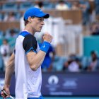 Sinner celebra tras vencer por fin a Daniil Medvedev, número cuatro, quien lo eliminó el año pasado en el Miami Open.