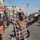 Manifestantes se congregan frente a la embajada canadiense en conmemoración del aniversario de la constitución de 1987