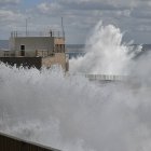 PALMA DE MALLORCA, 27/03/2024.-Las olas rompen en el dique del oeste y pasan por encima de la escuela naútica, este miércoles en Palma de Mallorca. Los días festivos de Semana Santa estarán dominados por la borrasca Nelson que va a dejar fuertes rachas de viento, nieve, mal estado de la mar y sobre todo lluvias en casi toda la península, más abundantes en el oeste y franja central peninsular y menos probables en el área mediterránea y Baleares.-EFE/ Miquel A. Borràs