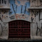 Fotografía de una pared con pintadas alusivas a la banda criminal Primer Comando de la Capital, en Sao Paulo (Brasil).