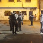 Personal de Criminalística llegó hasta este sector de Guayaquil para realizar el levantamiento de los cuerpos.