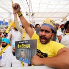 New Delhi (India), 31/03/2024.- Supporters of Aam Admi party (AAP) and members of the Indian National Developmental Inclusive Alliance (I.N.D.I.A), a multi-party political alliance of 40 political parties against ruling and Narendra Modi led Bhartiya Janta party, shout slogans and hold placrds in support of Kejriwal during a rally in Ram Leela ground in New Delhi, India, 31 March 2024. Thousands of INDIA workers and top leaders held a rally to protest the arrest of AAP national convenor and Delhi Chief Minister Arvind Kejriwal by the Directorate of Enforcement (ED), a domestic law enforcement agency responsible for enforcing economic laws and controlling economic crimes, over the alleged irregularities in Delhi"s liquor excise policy case on 21 March. (Protestas, Nueva Delhi) EFE/EPA/HARISH TYAGI