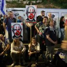 Jerusalem (-), 31/03/2024.- Anti-government protesters hold Israeli flags and placards with an image of Israel"s Prime Minister Netanyahu during a rally calling for the release of hostages held by Hamas and the Israeli prime minister"s resignation outside the Knesset, the Israeli parliament, in Jerusalem, 31 March 2024. According to the Israel Defense Forces (IDF), 134 Israeli hostages are currently being held by Hamas in Gaza. Protesters declared four days of demonstrations outside the Knesset, including setting up tents until the return of all the hostages and an immediate dissolution of Israel"s government. More than 32,700 Palestinians and over 1,450 Israelis have been killed, according to the Palestinian Health Ministry and the Israel Defense Forces (IDF), since Hamas militants launched an attack against Israel from the Gaza Strip on 07 October 2023, and the Israeli operations in Gaza and the West Bank which followed it. (Protestas, Jerusalén) EFE/EPA/ABIR SULTAN