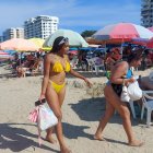 Los turistas disfrutaron hasta el último día del feriado en las playas de Salinas.