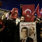 Istanbul (Turkey), 31/03/2024.- Supporters of Istanbul"s incumbent mayor and main opposition party"s Republican People"s Party (CHP) mayoral candidate Ekrem Imamoglu hold a banner reading "Everything will be beautiful", depicting Imamoglu (L) and the founder of modern Turkey, Mustafa Kemal Ataturk (R), as others wave Turkish flags to celebrate after the polls closed in the local elections in Istanbul, Turkey, 31 March 2024. Some 61 million people voted in the Turkish local elections in the country"s 81 provinces. (Elecciones, Turquía, Estanbul) EFE/EPA/ERDEM SAHIN