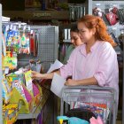 Almacén. Personas comprando en Almacenes Estuardo Sánchez.