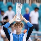 Sinner levanta el trofeo de Miami en un 2024 con un balance casi perfecto: ganó 24 de sus últimos 25 partidos .