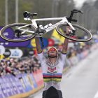 Mathieu van der Poel (Alpecin Deceuninck), tras cruzar la meta en la última etapa.