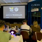 Instantes previos a la emisión de la película "Alicia en el país de las maravillas" en un restaurante de Londres.