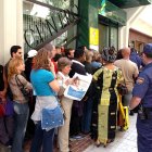 Cientos de inmigrantes haciendo fila para solicitar su regularización en España.