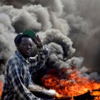 Un hombre camina por una calle en llamas, en Puerto Príncipe (Haití), en una fotografía de archivo.