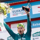 El ciclista esloveno Primoz Roglic, del equipo Bora-Hansgrohe, celebró la victoria en la primera etapa de contrarreloj.