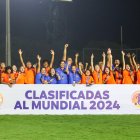 Las jugadoras y cuerpo técnico de la selección sub-17 con las medallas de bronce obtenidas en el Sudamericano.