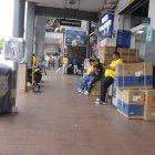 Bahía. Vendedores de almacenes de electrodomésticos ayer se desesperaron por la falta de clientes. Una escena diferente a la que hubo el fin semana, cuando aún se pagaba por el IVA el 12 %.