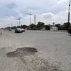 Depresiones. La calzada de la avenida Samborondón, del sentido sur-norte, es la que más fallas presenta. Los conductores deben evitar transitar sobre ellos.