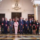 La mandataria, Dina Boluarte, mientras posa junto a los nuevos integrantes de su gabinete de ministros, este lunes en Lima (Perú).