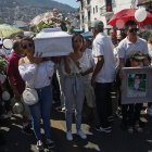 Familiares y amigos despiden a la niña Camila Gómez Ortega quien fue asesinada, en el municipio de Taxco, en Guerrero (México).