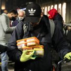 Un hombre recibe alimentos durante una "Olla popular" en Montevideo.