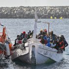 Canarias. Un grupo de 108 inmigrantes, tras ser rescatados en España.