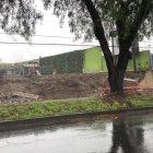 Pedazos del muro cayeron sobre la avenida Manuel Córdova Galarza, tras el colapso de la estructura.