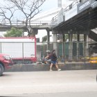 En plena avenida Quita, frente al cementerio general, los peatones cruzan en medio de la calzada.