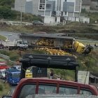 El tráiler chocó contra las barandas de seguridad, lo que provocó la caída de cientos de botellas de cerveza sobre la avenida Simón Bolívar.