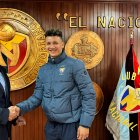 Marcos Pazos, presidente de El Nacional, junto al delantero Byron Palacios, quien seguirá con los puros criollos.