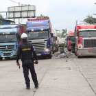 Trinitaria.- En el exterior de los puertos que están en la Isla Trinitaria se forman largas filas de trailers.