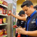 Operativo. Uno de los controles que la Arcsa ya ha realizado en Ecuador por los alimentos con plomo.