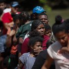 Migrantes caminan hacia la Estación de Recepción Migratoria (ERM) de Lajas Blancas