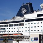 crucero donde viajan 69 bolivianos no autorizados a desembarcar en el puerto español de Barcelona.