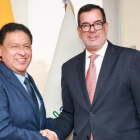 Jaime Otton Bernabé Erazo (izquierda) es el nuevo director general del Instituto Ecuatoriano de Seguridad Social (IESS). Lo saluda el presidente del Consejo Directivo, Eduardo Peña.