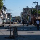Una calle, menos concurrida de lo habitual, aledaña a Champs Mars, la principal plaza pública de la ciudad, este martes en Puerto Príncipe (Haití).