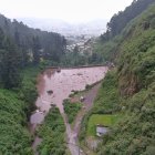 Esta es la represa Rumipamba, los vecinos sienten temor de que exista un colapso o desbordamiento del agua por las constantes lluvias y se forme un aluvión.
