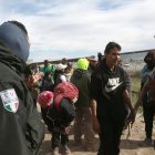 Personal del Instituto Nacional de Migración (INM) y un grupo de migrantes dialogan tras un enfrentamiento este martes 2 de abril de 2024, en las inmediaciones de la frontera con Estados Unidos, en Ciudad Juárez (México).