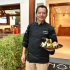 Restaurante.- El chef Noé Carmona muestra un plato de la comida japonesa y fusión que ofrece en Noe.