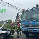 El camión se impactó contra un poste, luego del siniestro con un auto en la av. Simón Bolívar.