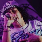 Oleas en sus performances suele usar camisetas de bandas rockeras como Poison, pues él se inicio en la música tocando rock y metal