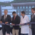 Luis Gerardo Cabrera (i), arzobispo de Guayaquil; Juan Xavier Cordovez, director de la Junta de Beneficencia de Guayaquil; Daniel Noboa, presidente de la República; Franklin Encalada, ministro de Salud; José Ribas, vicedirector de la Junta.