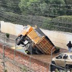 Las llantas traseras de la volqueta cayeron a un hueco que se formó en la vía de Cumbayá