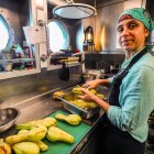 La periodista Laurence Nicoud, prepara alimentos el 7 de marzo de 2024 en las islas Galápagos (Ecuador).