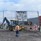 En la cancha de ecuavóley de La Comuna se acumuló una gran cantidad de lodo. Dos días después del aluvión, los trabajadores continuaban con el retiro del material.