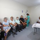 Atención. Un grupo de adultos mayores reciben atención médica especializada en un centro de salud.