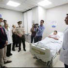 Daniel Noboa en una visita a policías que atendieron un robo de un camión cacaotero.